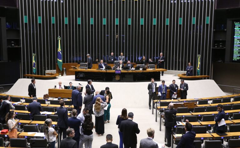 Câmara Aprova Reajuste Salarial para Forças de Segurança do DF: Medida Segue para o Senado Câmara Aprova Reajuste Salarial para Forças de Segurança do DF: Medida Segue para o Senado