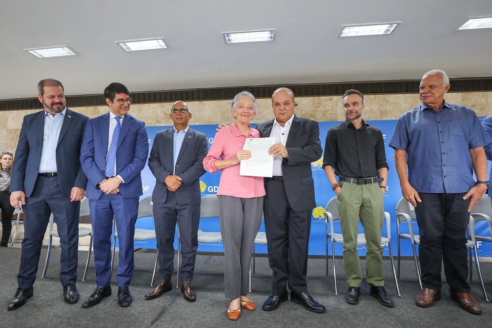 GDF Entrega 200 Escrituras e Reforça Programa de Regularização Econômica no DF GDF Entrega 200 Escrituras e Reforça Programa de Regularização Econômica no DF
