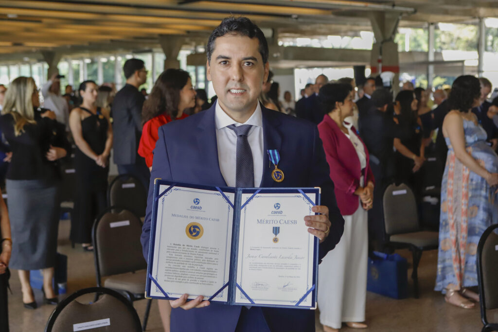 Secretário de Saúde do DF é Homenageado com Medalha Mérito Caesb Secretário de Saúde do DF é Homenageado com Medalha Mérito Caesb