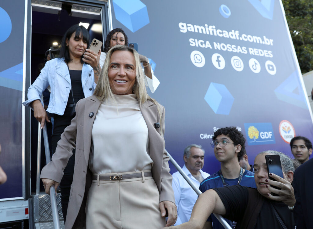 Celina Leão Inaugura Carretas Itinerantes do Projeto Gamifica no DF Celina Leão Inaugura Carretas Itinerantes do Projeto Gamifica no DF