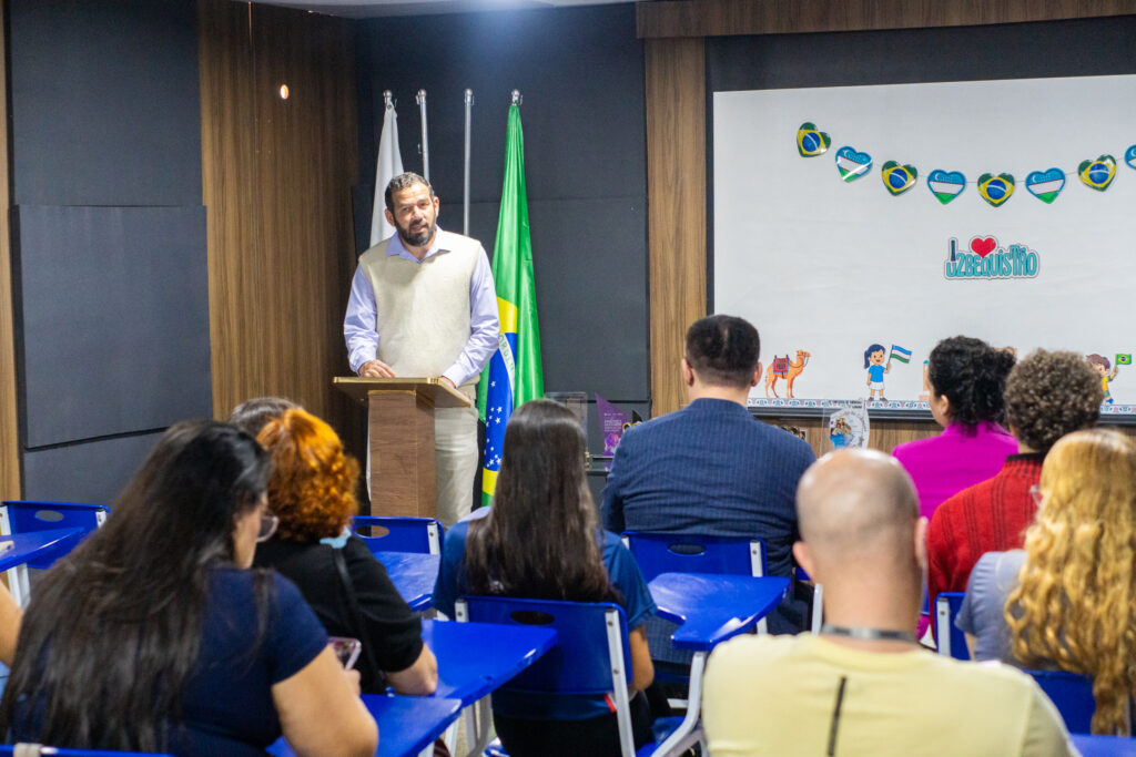 Delegação do Uzbequistão Explora Inovações Educacionais no Centro Educacional 08 do Gama