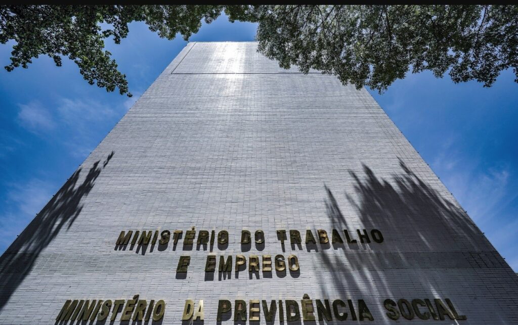Demissão do Secretário de Inspeção do Trabalho Em Meio a Polêmicas sobre a ‘Lista Suja’ Demissão do Secretário de Inspeção do Trabalho Em Meio a Polêmicas sobre a 'Lista Suja'