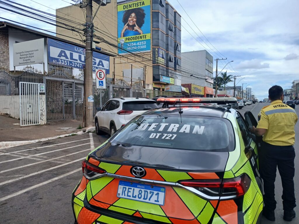 Fiscalização em Taguatinga: Uso de Vagas Especiais é Verificado pelo Detran-DF Fiscalização em Taguatinga: Uso de Vagas Especiais é Verificado pelo Detran-DF