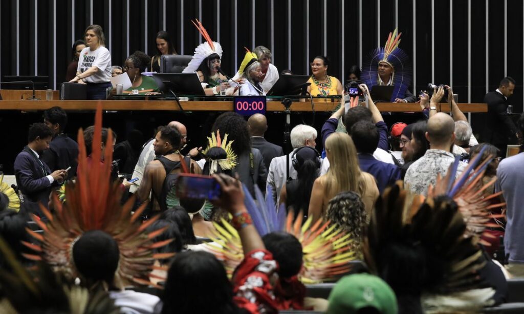 Indígenas Protestam em Brasília: 'Congresso Inimigo dos Povos'