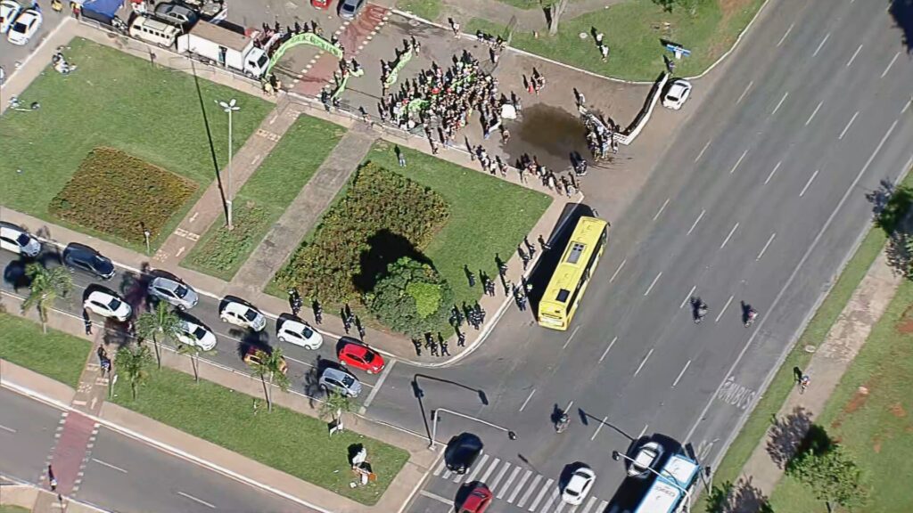 Interdição Parcial no Eixo Monumental de Brasília em Razão de Manifestação Indígena Interdição Parcial no Eixo Monumental de Brasília em Razão de Manifestação Indígena