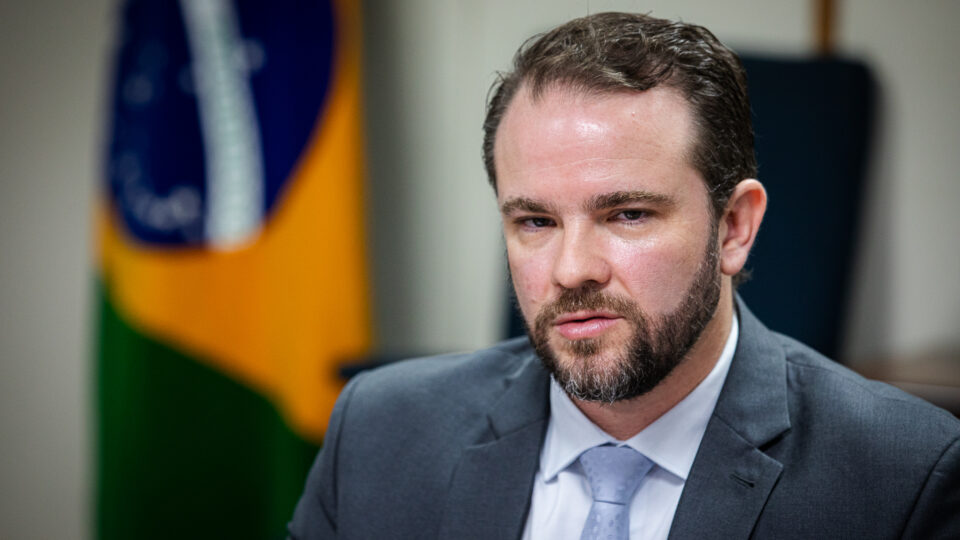 Ministro da Fazenda Rejeita Federalização do Banco de Brasília: Autonomia Local em Foco Ministro da Fazenda Rejeita Federalização do Banco de Brasília: Autonomia Local em Foco