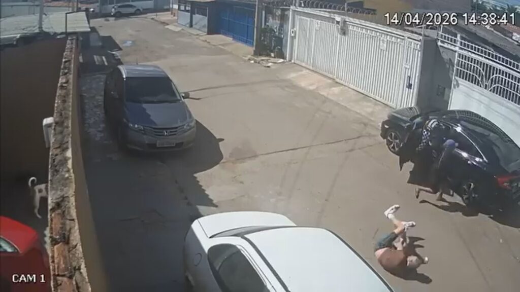 Motorista de 80 anos tem carro roubado por adolescentes em casa no DF