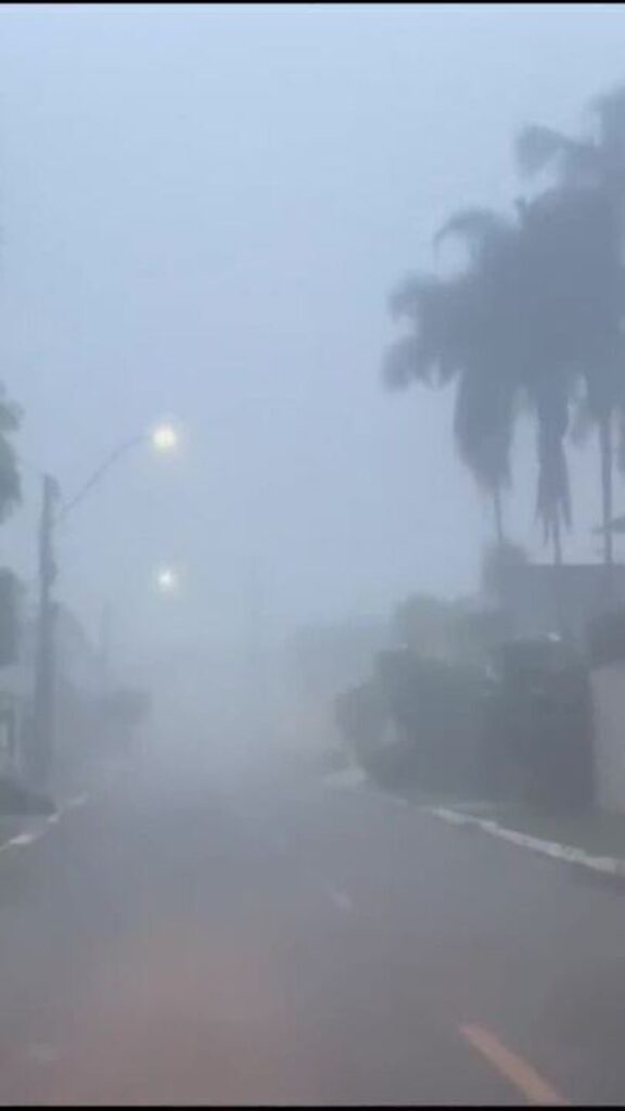 Neblina Intensa Afeta Visibilidade de Motoristas no DF; Confira os Vídeos Neblina Intensa Afeta Visibilidade de Motoristas no DF; Confira os Vídeos