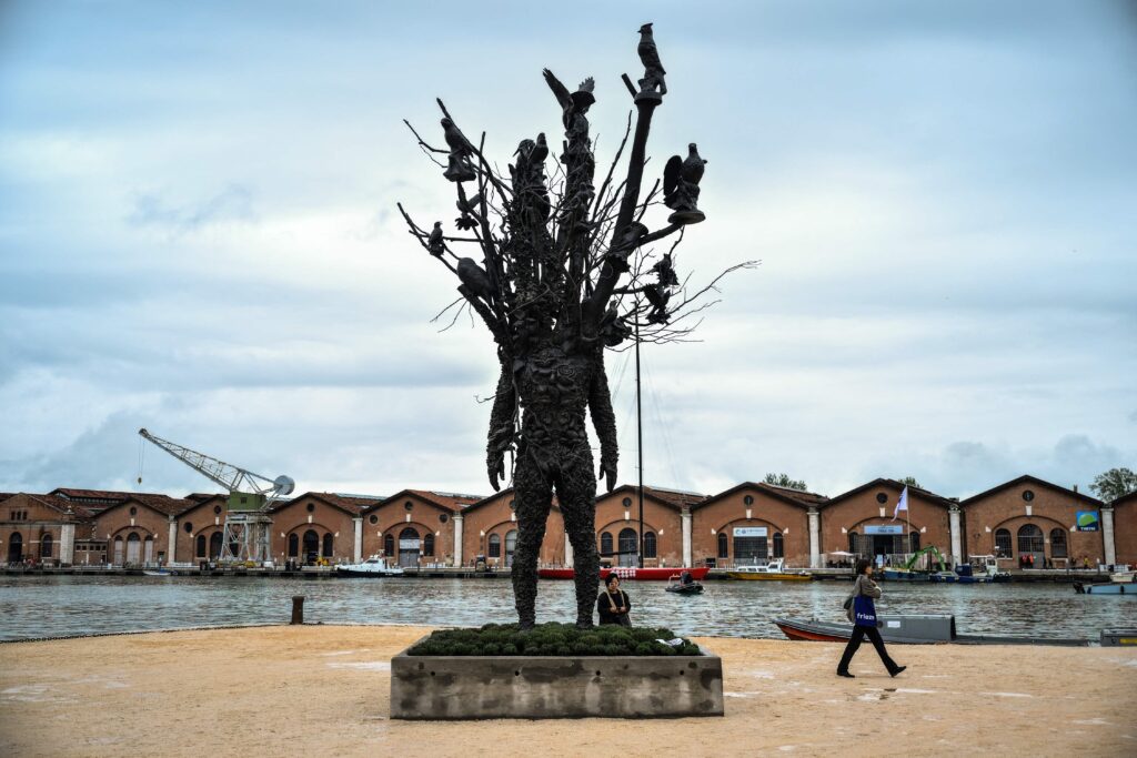 Bienal de Veneza: Abertura da 61ª Edição Envolta em Protestos e Reflexões sobre Colonialismo Bienal de Veneza: Abertura da 61ª Edição Envolta em Protestos e Reflexões sobre Colonialismo