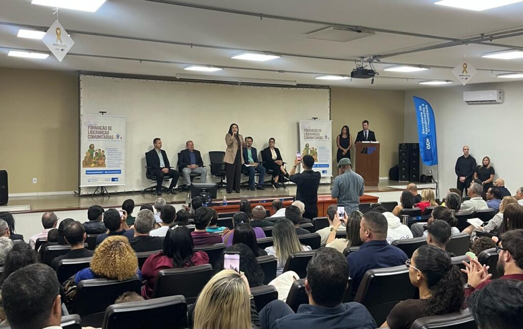 Curso de Lideranças Comunitárias Forma 142 Novos Agentes de Transformação Social Curso de Lideranças Comunitárias Forma 142 Novos Agentes de Transformação Social