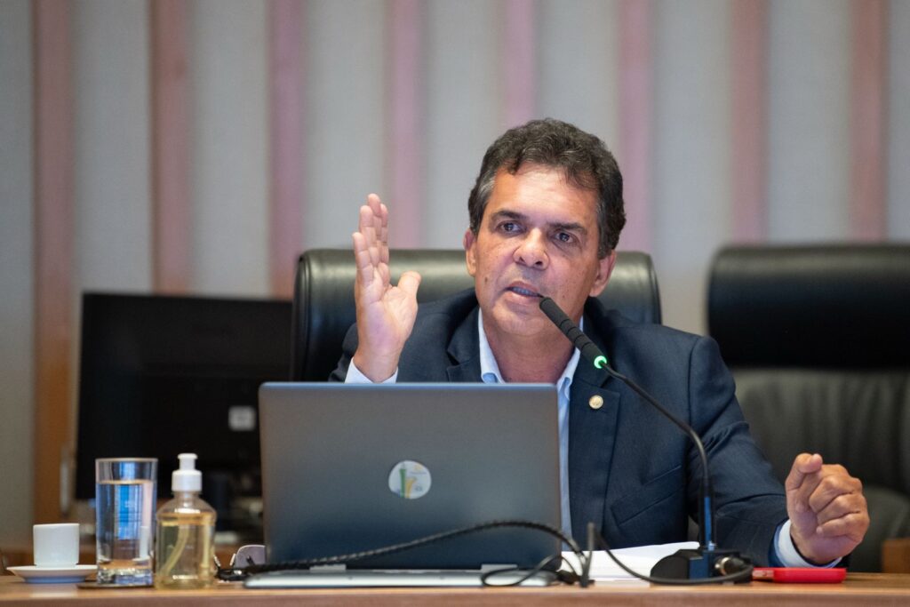 Deputado Ricardo Vale Critica Patrocínio do BRB ao Flamengo e Pede Mais Investimentos no Esporte do DF Deputado Ricardo Vale Critica Patrocínio do BRB ao Flamengo e Pede Mais Investimentos no Esporte do