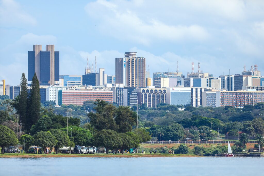 Distrito Federal: Renda Média é a Maior do Brasil, Três Vezes Superior ao Maranhão Distrito Federal: Renda Média é a Maior do Brasil, Três Vezes Superior ao Maranhão