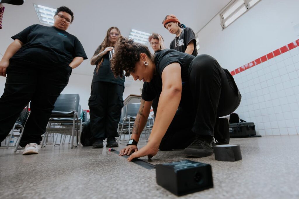 Inscrições abertas para cursos gratuitos de áudio e palco no DF: conheça o projeto Pink Noise