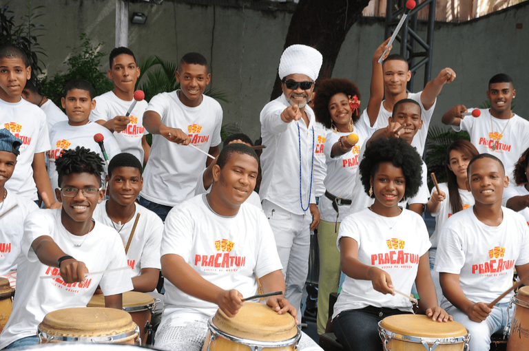 Pracatum: O Impacto Cultural de Carlinhos Brown em Mais de 30 Anos de Atuação Pracatum: O Impacto Cultural de Carlinhos Brown em Mais de 30 Anos de Atuação