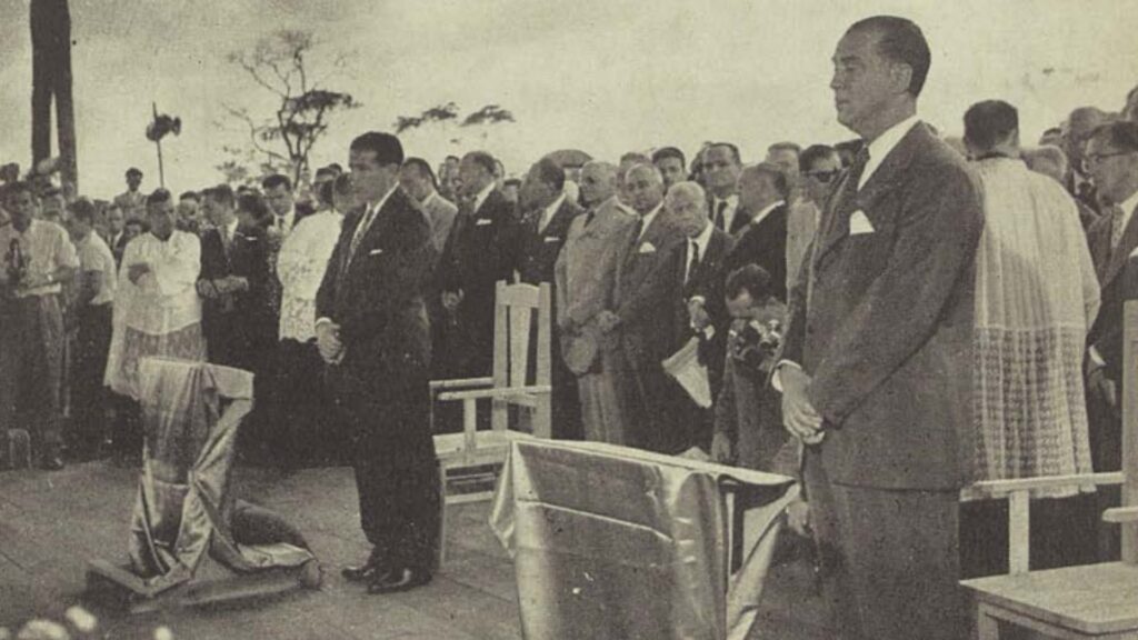 Primeira Missa em Brasília: Celebração Histórica com Mais de 15 Mil Pessoas e Mensagem do Papa Primeira Missa em Brasília: Celebração Histórica com Mais de 15 Mil Pessoas e Mensagem do Papa