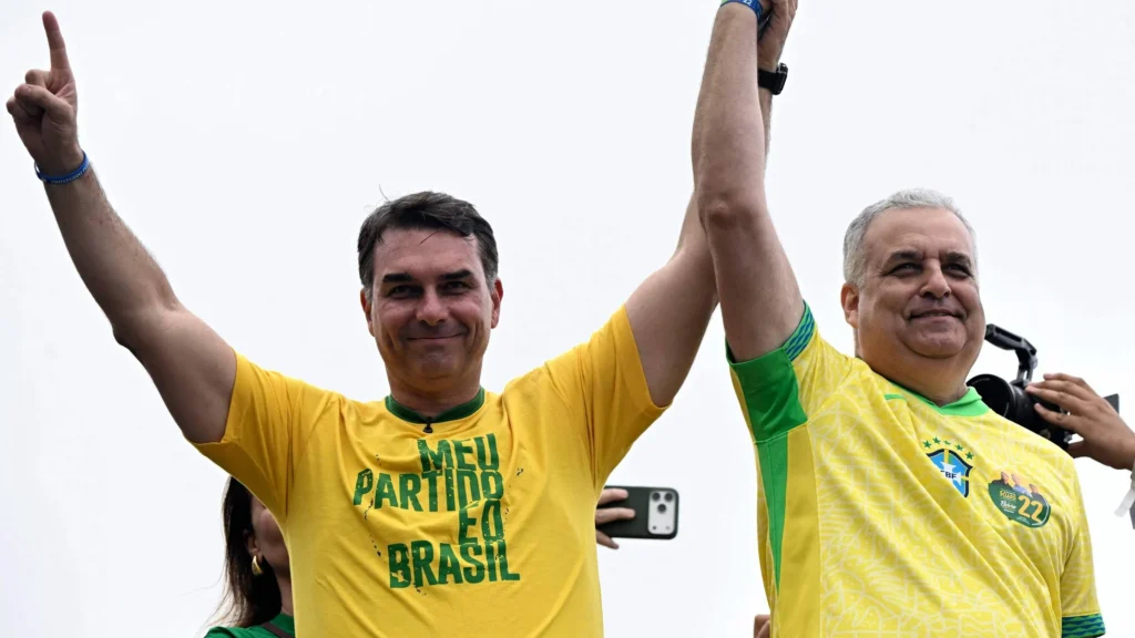 Flávio Bolsonaro inicia campanha em Copacabana com críticas ao governo Lula e STF Flávio Bolsonaro inicia campanha em Copacabana com críticas ao governo Lula e STF