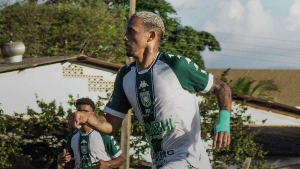 Felipe Clemente, artilheiro do Gama, fecha empréstimo para defender o Goiás Felipe Clemente, artilheiro do Gama, fecha empréstimo para defender o Goiás