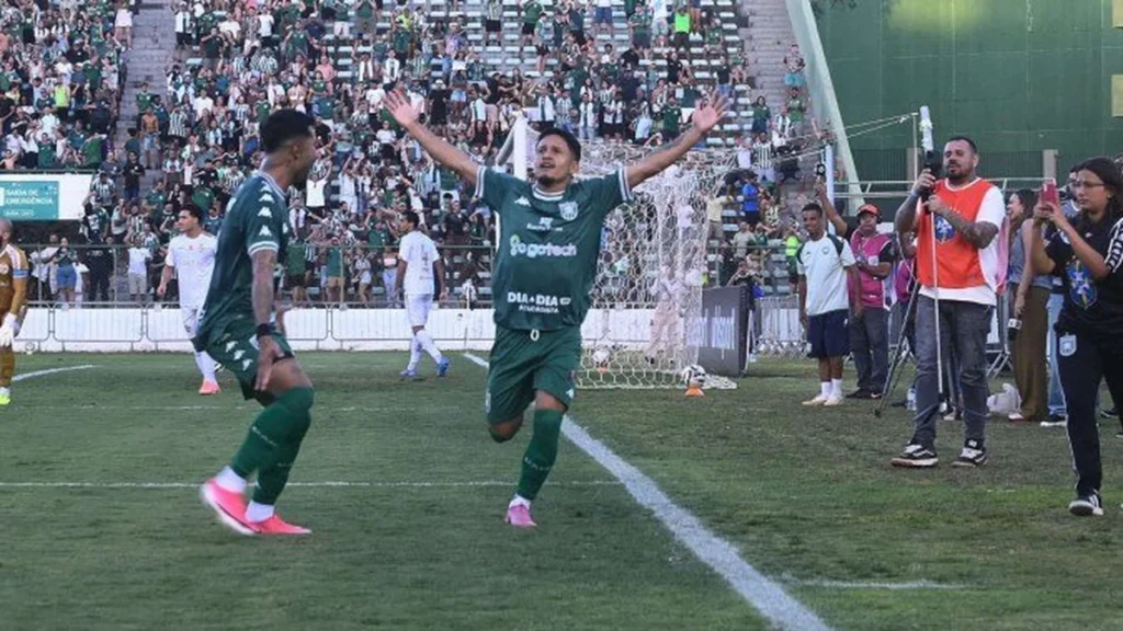 Gama goleia São José e volta à Série C após 16 anos com campanha histórica Gama goleia São José e volta à Série C após 16 anos com campanha histórica