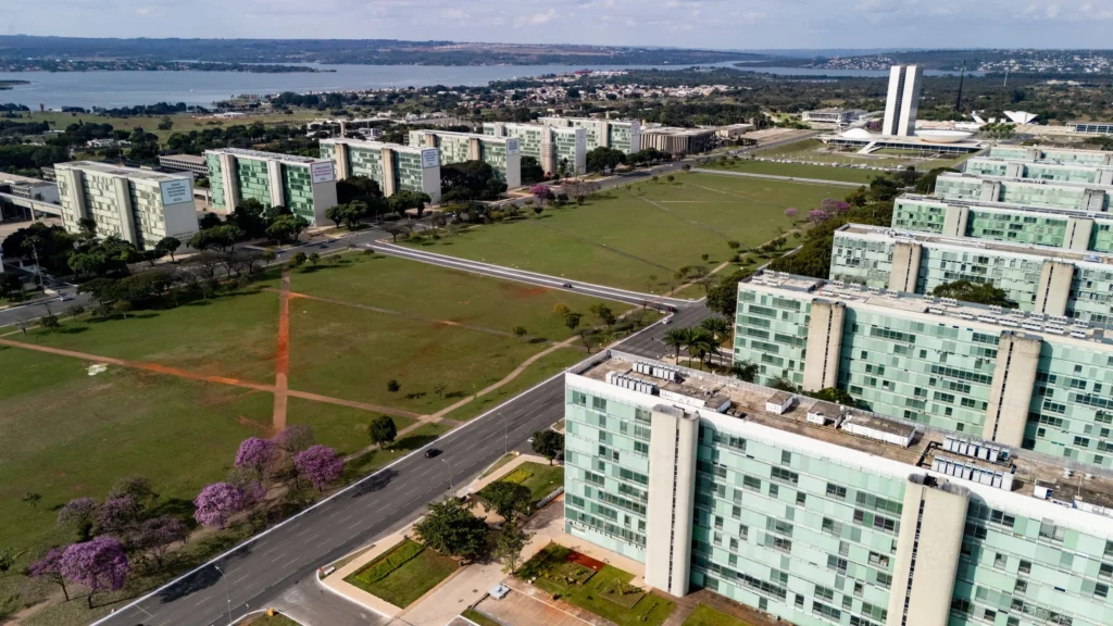 Como Brasília Pode Reduzir a Dependência do Funcionalismo Público e Fortalecer a Economia Privada Como Brasília Pode Reduzir a Dependência do Funcionalismo Público e Fortalecer a Economia Privada