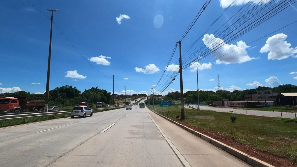 Cavalo morre atropelado na BR-070 e bloqueia faixa em Ceilândia
