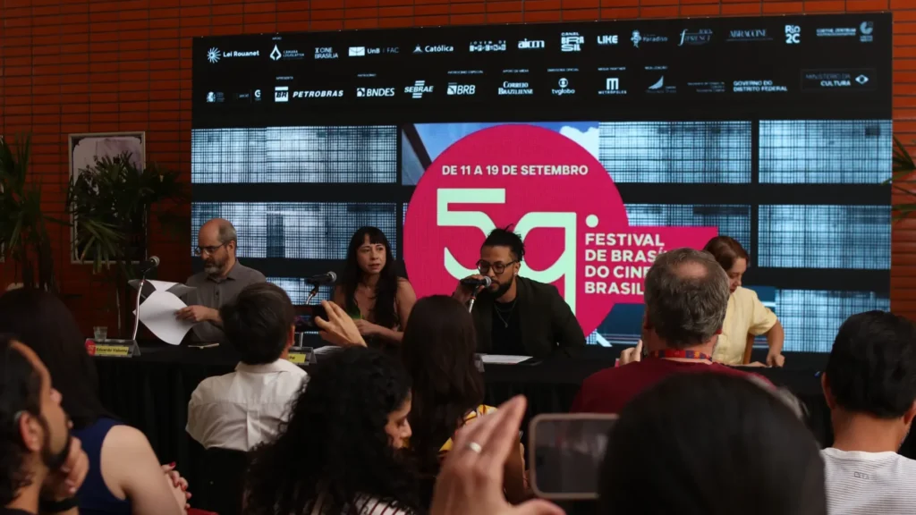 Festival de Brasília do Cinema Brasileiro traz mais de 70 filmes e programação em diversas regiões do DF Festival de Brasília do Cinema Brasileiro traz mais de 70 filmes e programação em diversas regiões d
