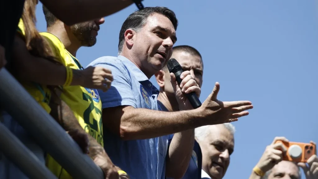 Flávio Bolsonaro suspende campanha para articular contra fim da escala 6×1 em Brasília Flávio Bolsonaro suspende campanha para articular contra fim da escala 6x1 em Brasília
