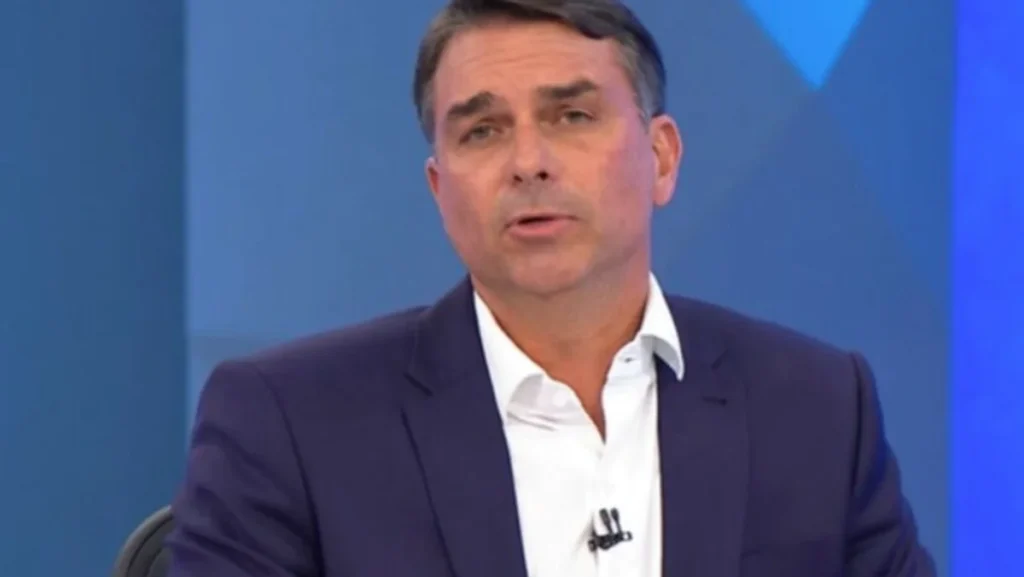 Flávio Bolsonaro pausa campanha para articular resistência ao fim da escala 6×1 em Brasília
