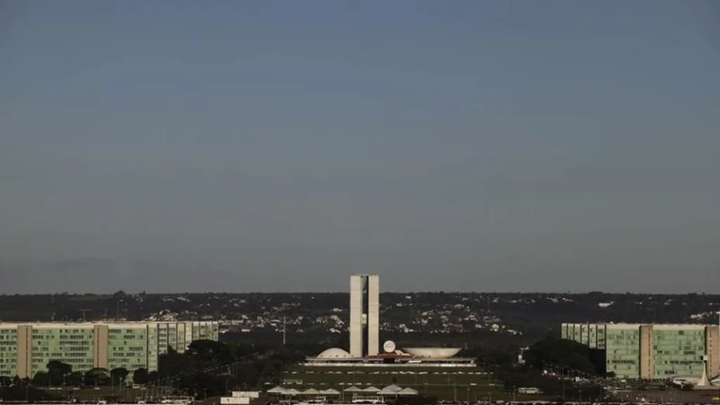 Atos em Brasília Reúnem Pressões Políticas de Direita e Esquerda