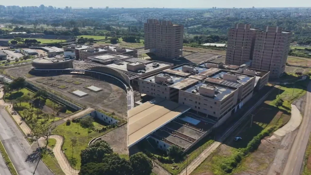 Centro Administrativo do DF em Taguatinga inicia ocupação após 12 anos fechado