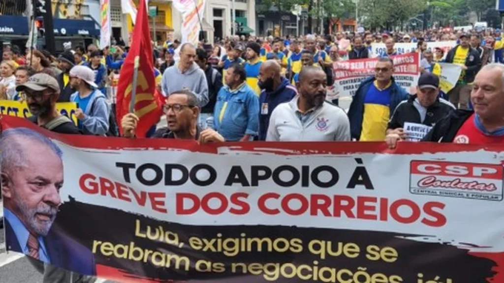 Greve dos Correios ganha força com manifestações e ocupações em Brasília Greve dos Correios ganha força com manifestações e ocupações em Brasília
