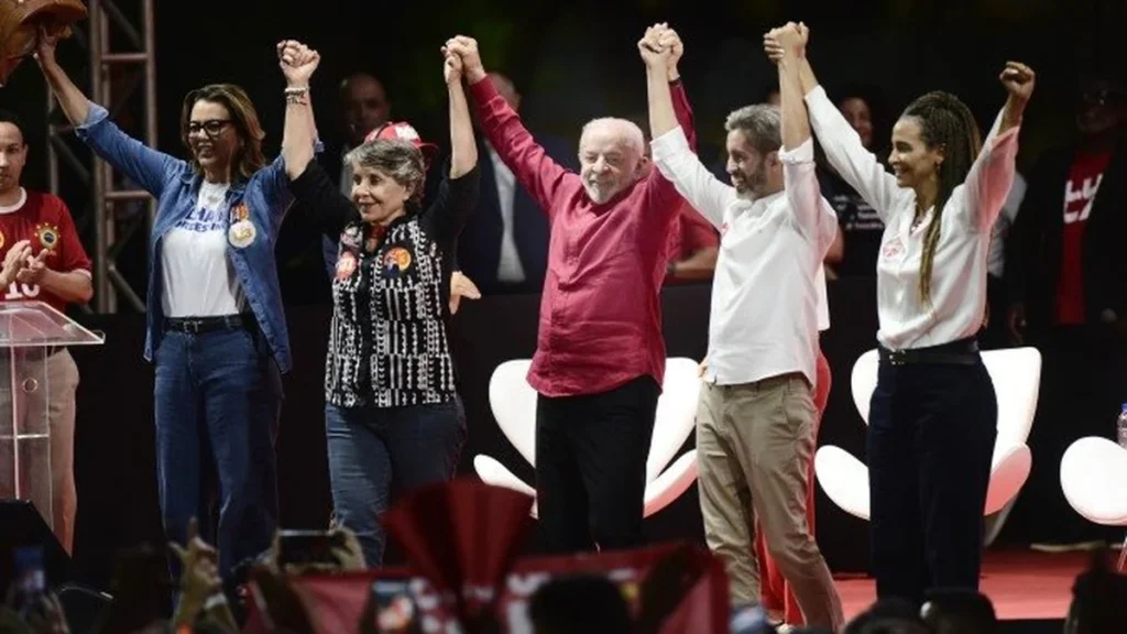 Lula ataca clã Bolsonaro e critica Ibaneis em evento no Distrito Federal
