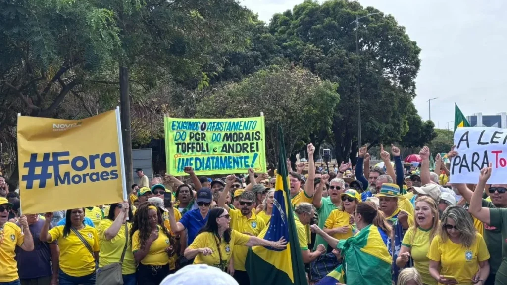 Manifestantes em Brasília Exigem Impeachment de Moraes em Meio à Tensão no STF Manifestantes em Brasília Exigem Impeachment de Moraes em Meio à Tensão no STF