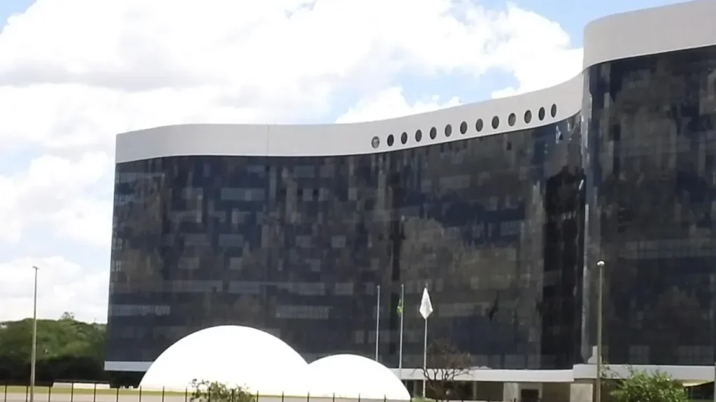 TSE e a disputa eleitoral no Distrito Federal: o eleitor tem o direito de escolher entre Arruda, Celina e outros candidatos TSE e a disputa eleitoral no Distrito Federal: o eleitor tem o direito de escolher entre Arruda, Cel