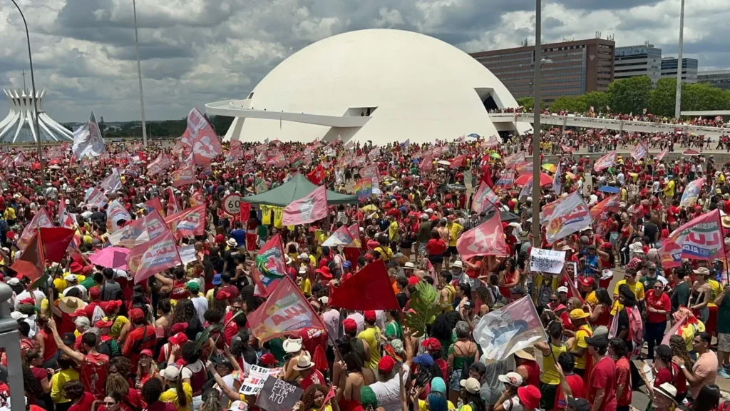 Ato da Virada Reúne 100 Mil Pessoas em Brasília em Apoio a Lula e Leandro Grass Ato da Virada Reúne 100 Mil Pessoas em Brasília em Apoio a Lula e Leandro Grass