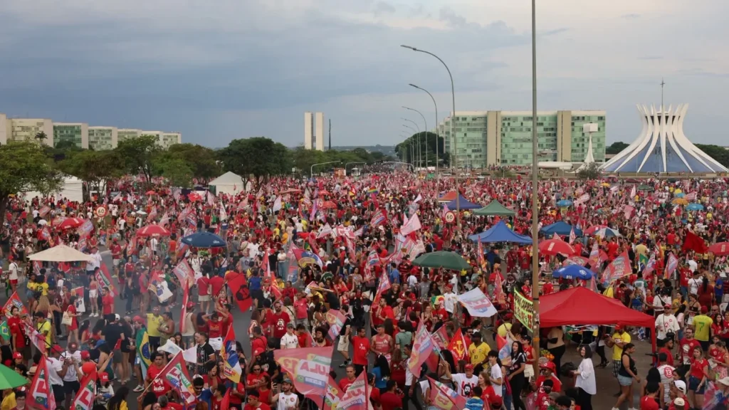 Ato de Apoio a Lula e Leandro Grass Reúne Multidão Próximo a Manifestação de Bolsonaro em Brasília Ato de Apoio a Lula e Leandro Grass Reúne Multidão Próximo a Manifestação de Bolsonaro em Brasília