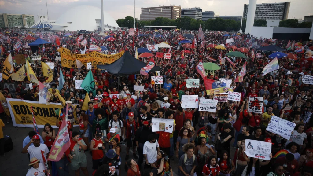 Ato de Estudantes em Brasília Reúne Milhares em Apoio a Lula na Esplanada Ato de Estudantes em Brasília Reúne Milhares em Apoio a Lula na Esplanada