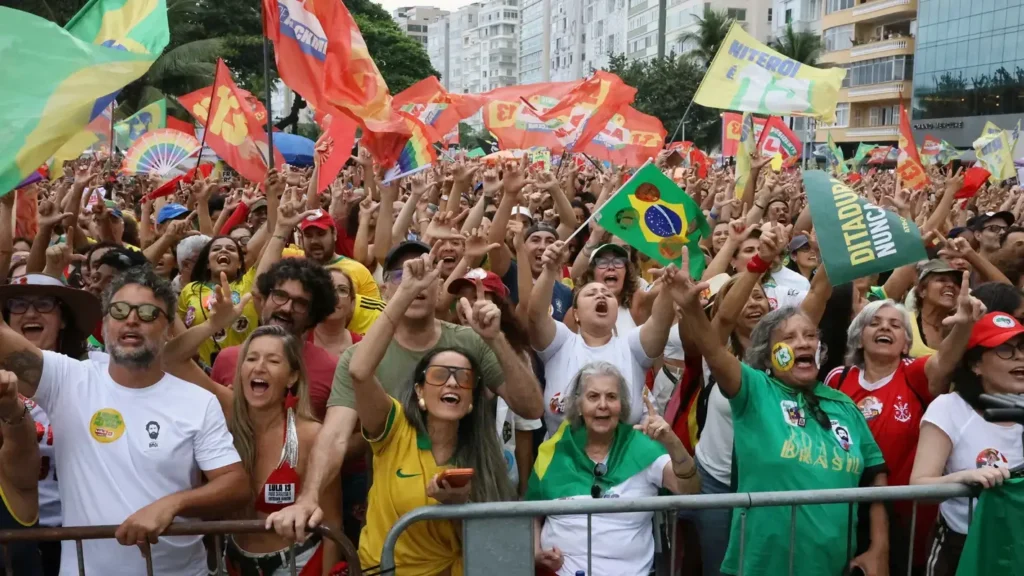 Ato em Defesa da Democracia e Reeleição de Lula Mobiliza Milhares no Rio e Brasília Ato em Defesa da Democracia e Reeleição de Lula Mobiliza Milhares no Rio e Brasília