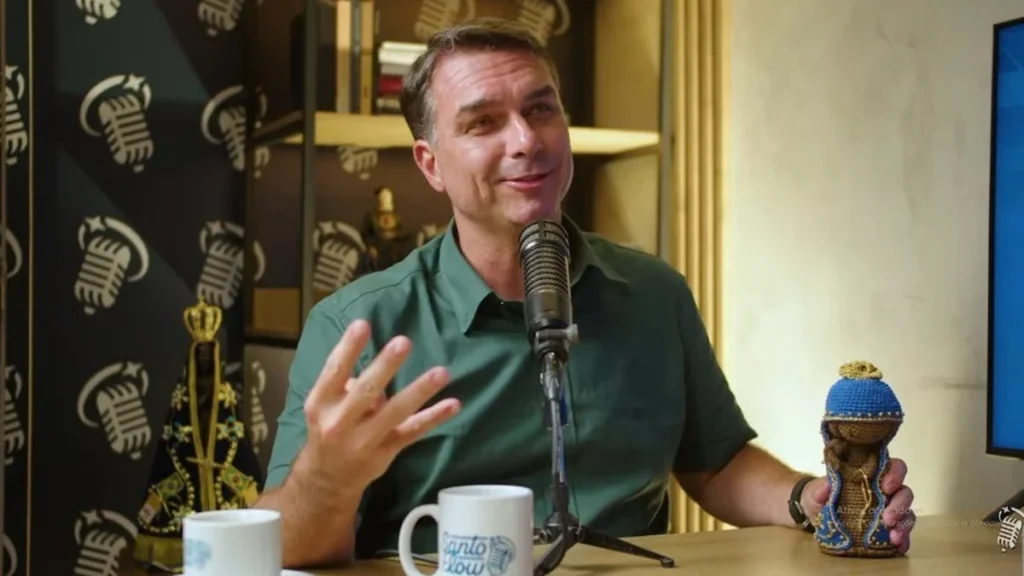Flávio Bolsonaro evita Aparecida no feriado e organiza evento religioso em Brasília