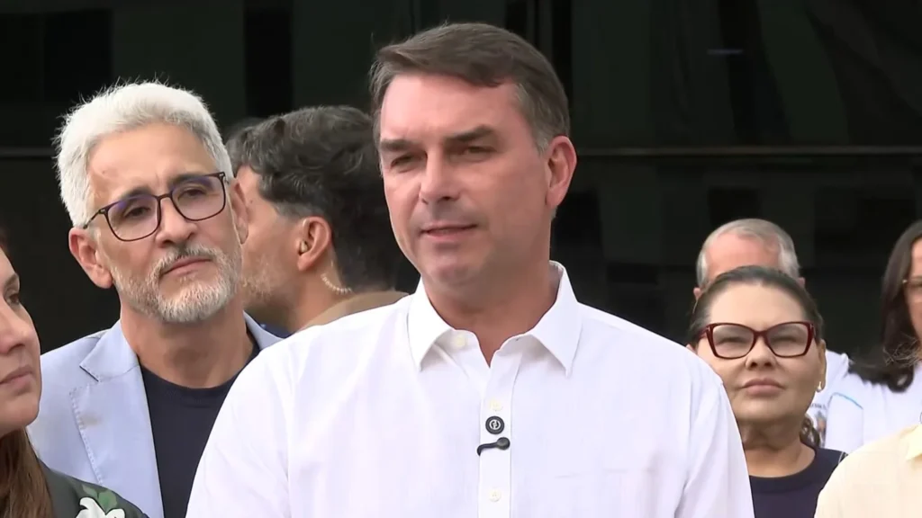 Flávio Bolsonaro reforça fé e anuncia visita ao pai após missa em Brasília Flávio Bolsonaro reforça fé e anuncia visita ao pai após missa em Brasília