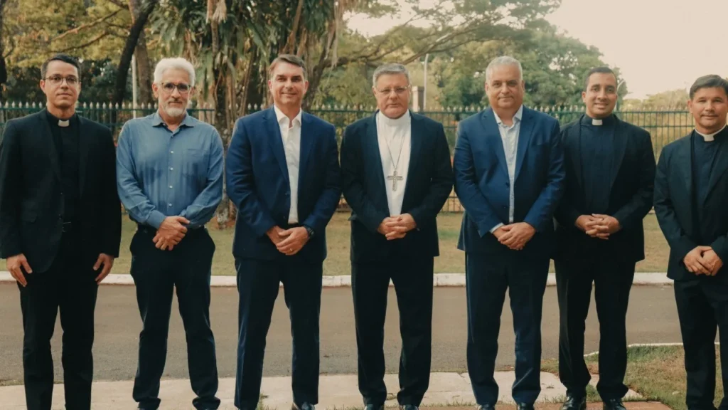 Flávio Bolsonaro visita arcebispo de Brasília e recebe imagem de Nossa Senhora Aparecida