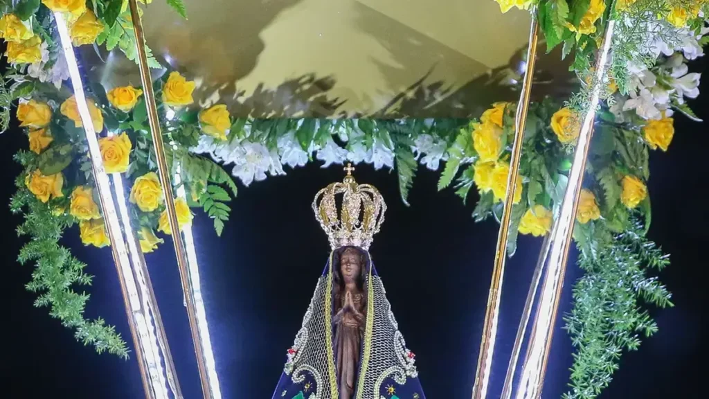 Lula e Flávio Bolsonaro participam de missas em Brasília no Dia de Nossa Senhora Aparecida Lula e Flávio Bolsonaro participam de missas em Brasília no Dia de Nossa Senhora Aparecida