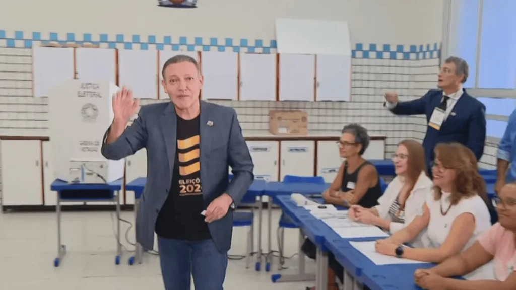Presidente do TSE Kassio Nunes Marques vota no 2º turno em Brasília e reforça combate à desinformaçã