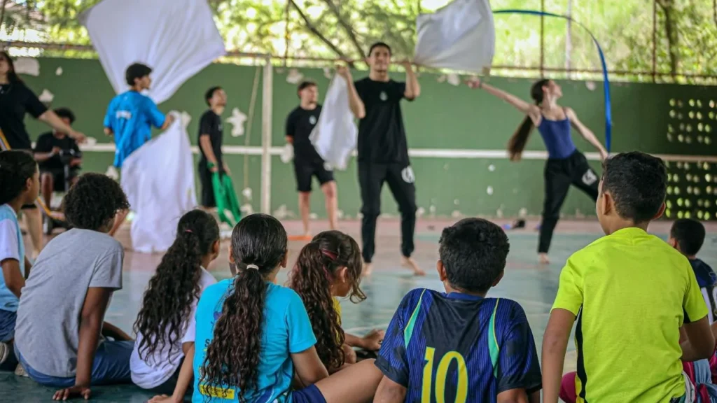 Volta Redonda reúne mais de 100 crianças e adolescentes em festa da Fundação Beatriz Gama Volta Redonda reúne mais de 100 crianças e adolescentes em festa da Fundação Beatriz Gama