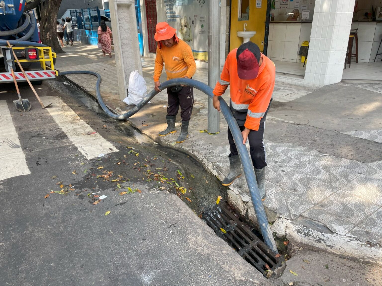 Prefeitura de Manaus intensifica ações emergenciais na desobstrução de bueiros na Avenida Getúlio Vargas Imagem do artigo
