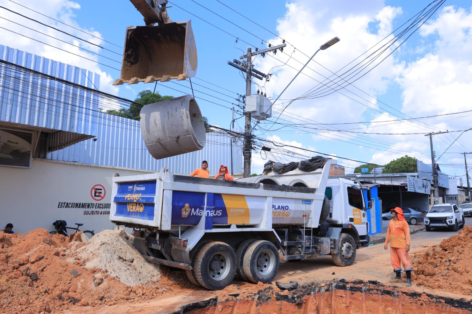 Manutenção Urgente: Prefeitura de Manaus Resolve Cratera no Alvorada 3 e Avisa sobre Descarte Irregular Imagem do artigo