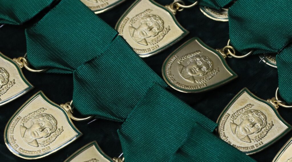 Medalha Ignês de Vasconcellos Dias: Assembleia Legislativa do Amazonas Reconhece Educadores Imagem do artigo