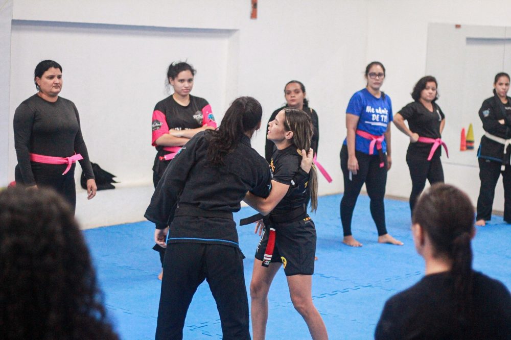 Aulão de Defesa Pessoal Empodera Mulheres na Vila Olímpica de Manaus Aulão de Defesa Pessoal Empodera Mulheres na Vila Olímpica de Manaus