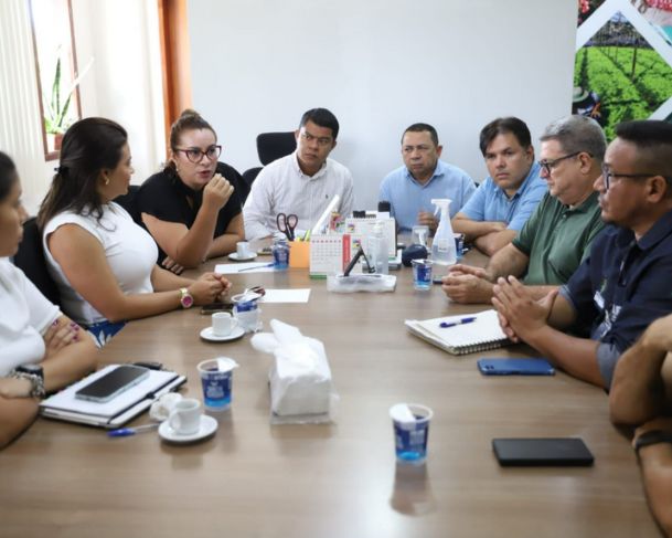Governo do Amazonas e Entidades se Reúnem para Combate à Mosca-da-Carambola Governo do Amazonas e Entidades se Reúnem para Combate à Mosca-da-Carambola