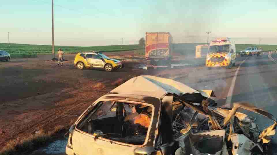 Motorista é encontrado carbonizado após colisão em rodovia do Paraná Motorista é encontrado carbonizado após colisão em rodovia do Paraná