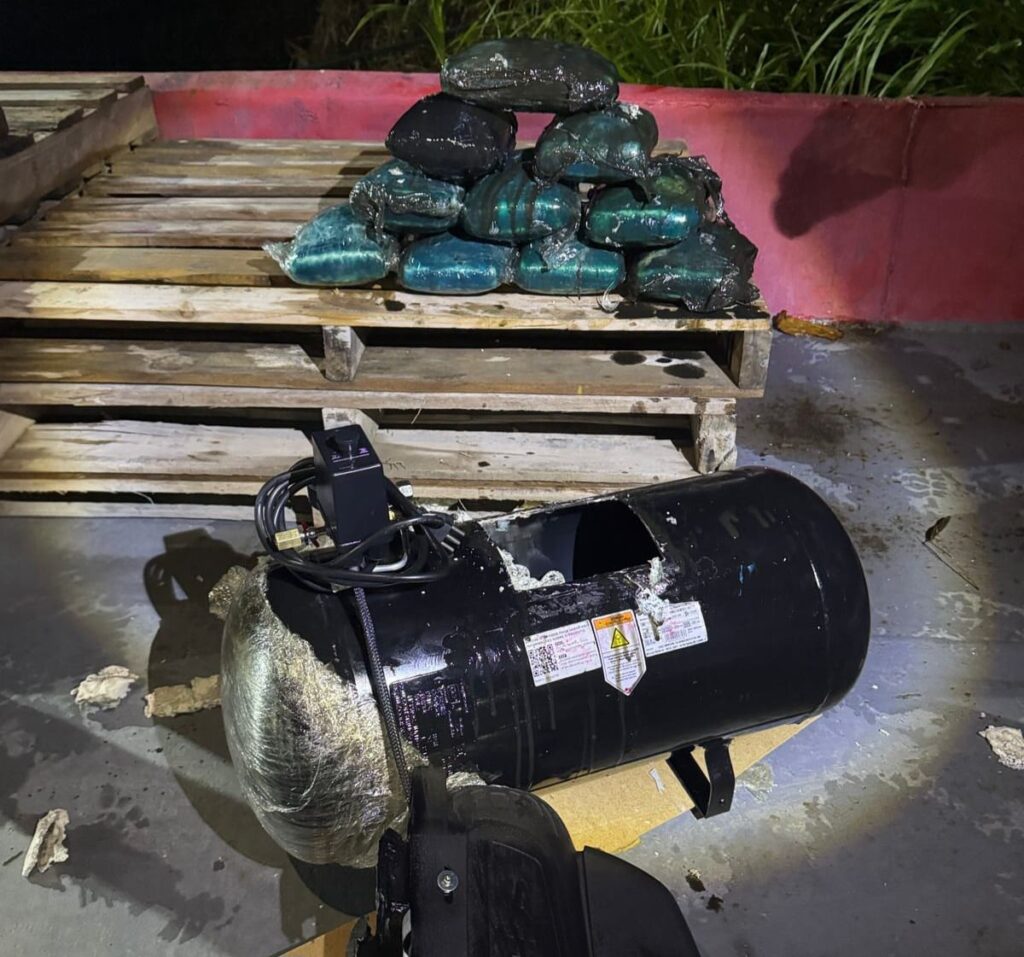 Polícia apreende 15 kg de maconha em ferry boat no Amazonas durante operação Polícia apreende 15 kg de maconha em ferry boat no Amazonas durante operação